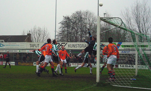 Een spelmoment tijdens de wedstrijd Genemuiden - ONS (Foto helmich Lubberts)